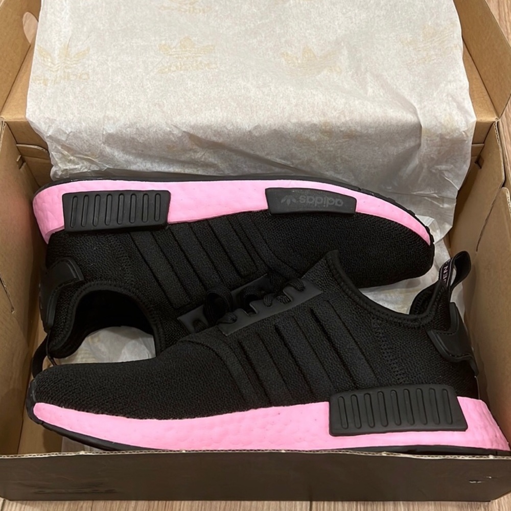 ‼️ LIMITED EDITION ‼️Adidas NMD R1 “core black true pink” (9)